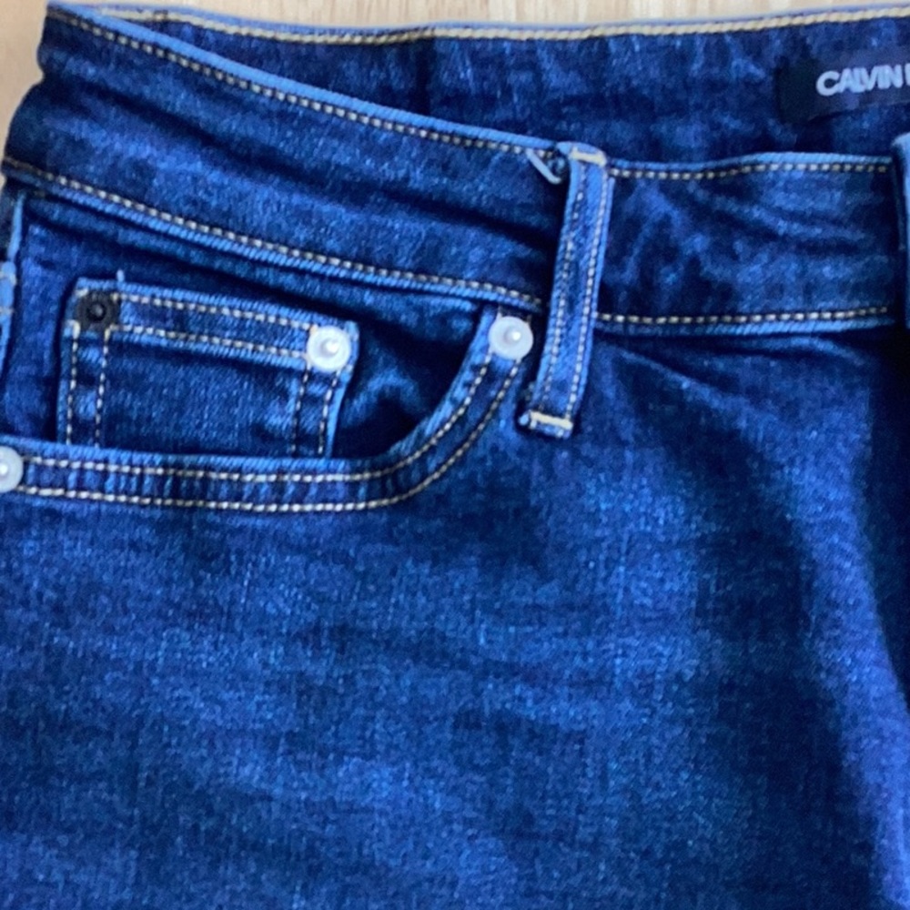 Calvin Klein Bermuda knee Length blue Jean shorts, Size 8, like new. - Picture 3 of 6